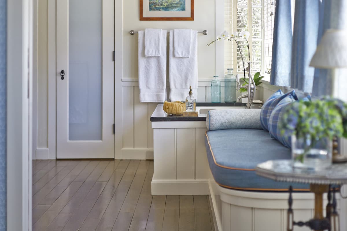 hillside room bathroom